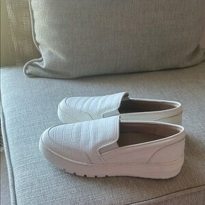 Vionic Dinora Croc Print White Slip on Casual Sneakers Women’s 8.5